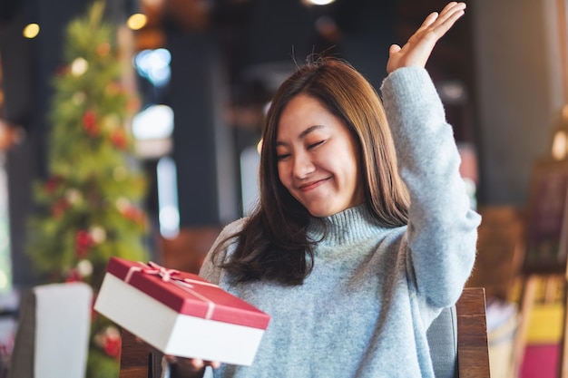 Heureuse jeune femme recevant une boîte-cadeau