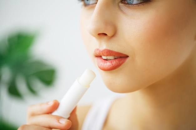 Heureuse jeune femme riante avec un maquillage naturel de peau parfaite et un beau sourire