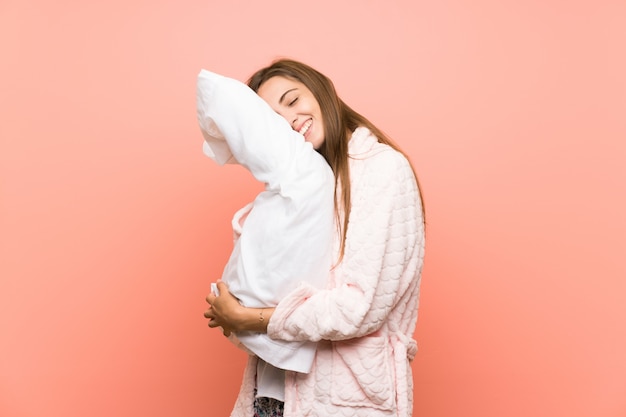 Heureuse Jeune Femme En Robe De Chambre Sur Un Mur Rose