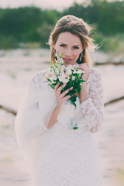 Heureuse jeune femme en robe de mariée