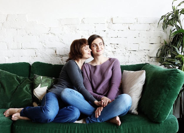 Heureuse jeune femme et sa mère à la maison famille heureuse