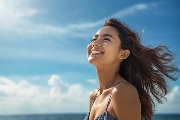 heureuse jeune femme avec sac à dos regardant le ciel à la mer