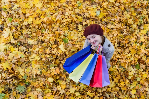 Photo heureuse jeune femme avec des sacs à provisions bon shopping grande vente d'automne vue de dessus