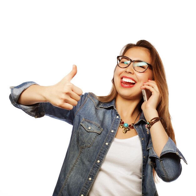 Heureuse jeune femme avec smartphone