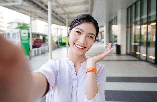 Heureuse jeune femme souriante dans la rue