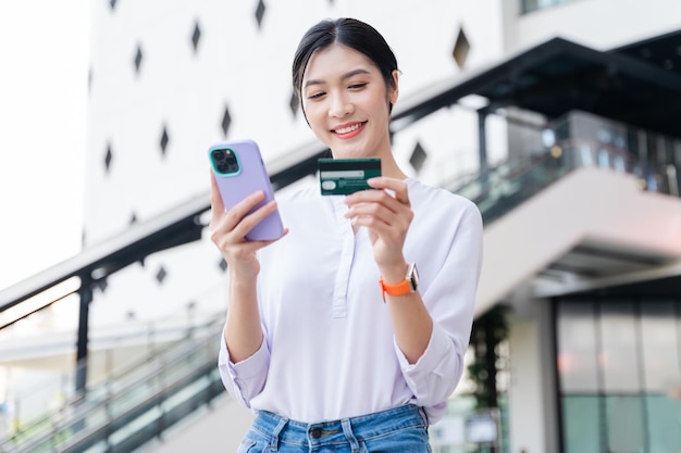 Heureuse jeune femme souriante dans la rue