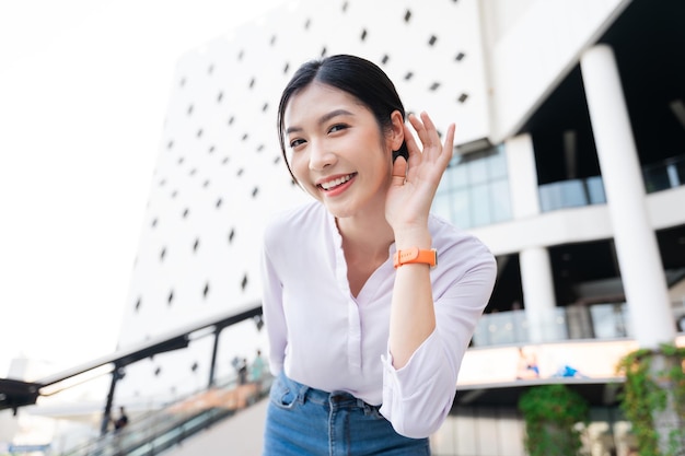 Heureuse jeune femme souriante dans la rue