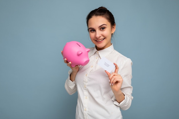 Heureuse jeune femme souriante positive et jolie brune avec des émotions sincères portant des vêtements décontractés