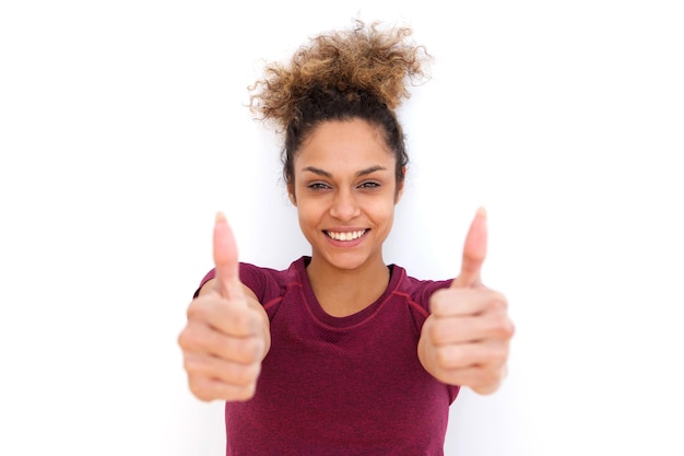 Photo heureuse jeune femme souriante avec signe du pouce levé