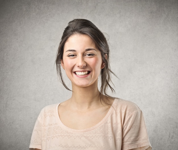 Heureuse jeune femme souriante