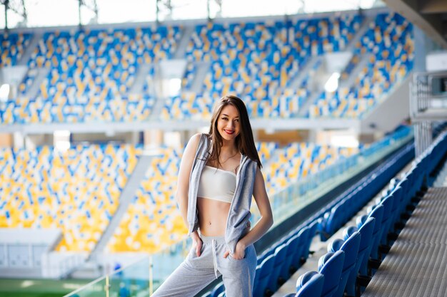 Heureuse jeune femme sur le stade