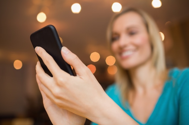 Heureuse jeune femme avec un téléphone mobile