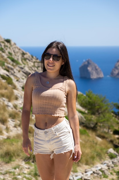 Heureuse jeune femme touristique au point de vue es Colomer à Majorque