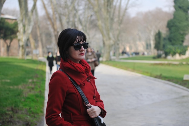 heureuse jeune femme touristique voyage visiter l'ancienne istanbul en turquie et la vieille mosquée bleue d'ayasofya