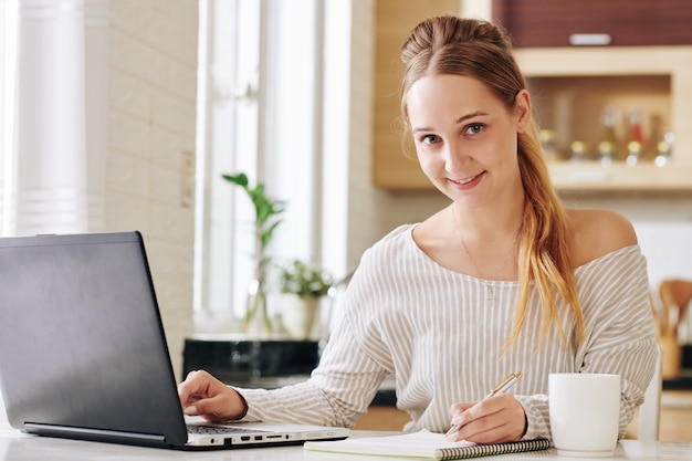 Heureuse jeune femme travaillant