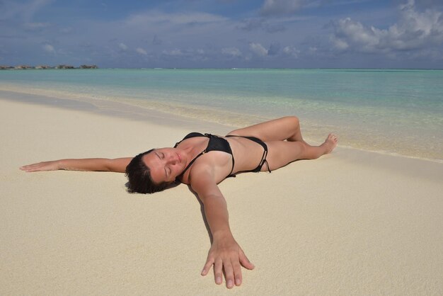 heureuse jeune femme en vacances d'été sur la belle plage tropicale s'amuser profiter et se détendre