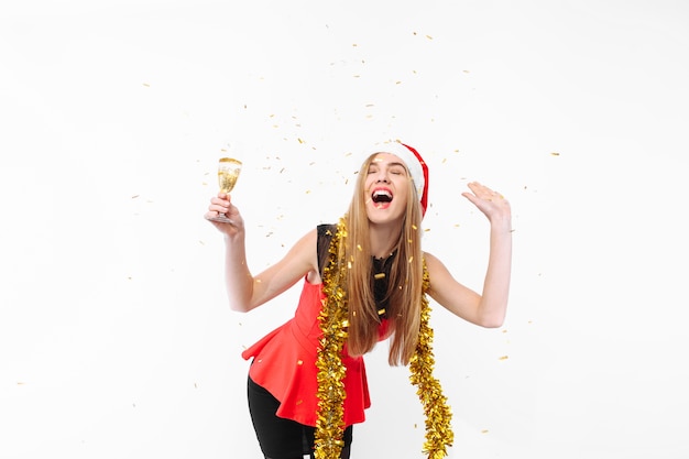 Heureuse jeune femme vêtue d'une robe et bonnet de Noel