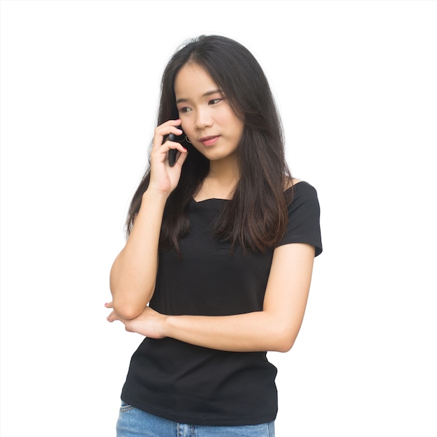 Heureuse jeune fille asiatique parlant sur un téléphone
