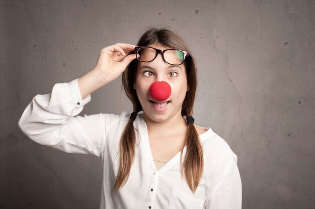 Heureuse jeune fille au nez de clown