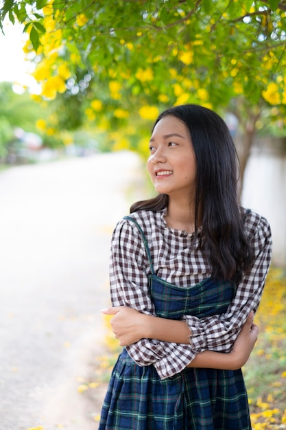 Heureuse jeune fille avec une belle fleur jaune.