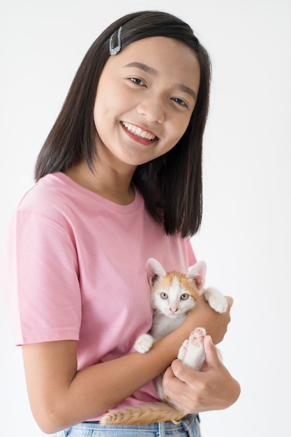 Heureuse jeune fille avec chat