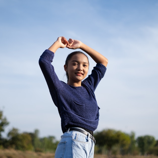 Heureuse jeune fille avec un ciel bleu.