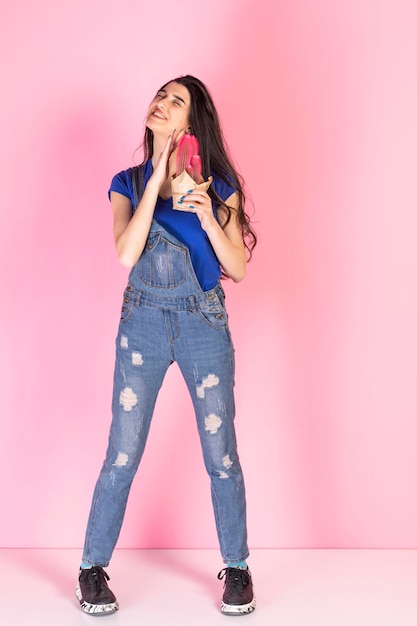 Heureuse jeune fille debout et essayant de toucher le cactus Photo de haute qualité