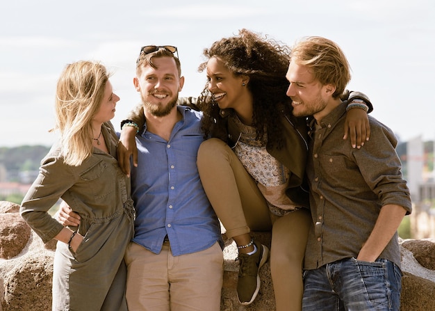 Heureuse jeune fille du Moyen-Orient avec ses amis européens comme concept d'amitié et de convivialité de la diversité