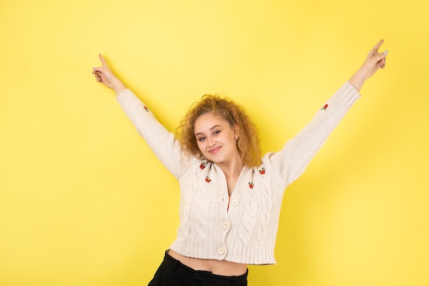 Heureuse jeune fille lève le poing avec joie Gestes de victoire réussis