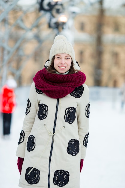 Heureuse jeune fille, patinage sur la patinoire en plein air