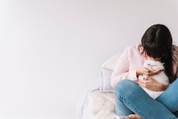 Heureuse jeune fille posant avec son chat