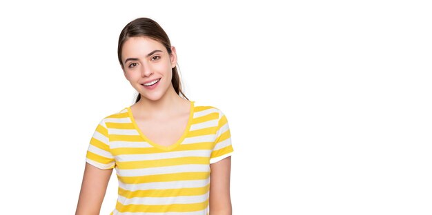 Heureuse jeune fille en t-shirt rayé d'été isolé sur fond blanc