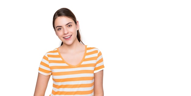 Heureuse jeune fille en t-shirt rayé d'été isolé sur fond blanc