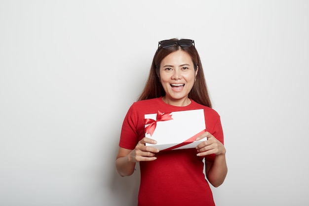 Heureuse Jeune Fille Tenant Un Cadeau De Noël