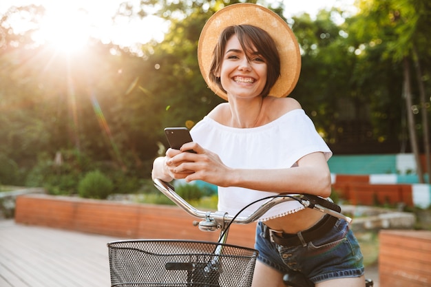 Heureuse jeune fille en vêtements d'été