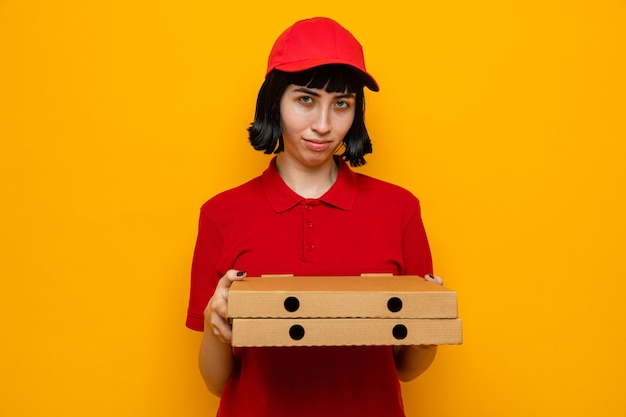 Heureuse Jeune Livreuse Caucasienne Tenant Des Boîtes à Pizza