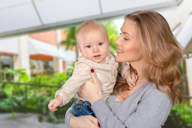 Heureuse jeune maman et son fils