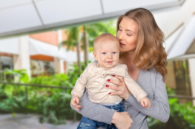 Heureuse jeune maman et son fils