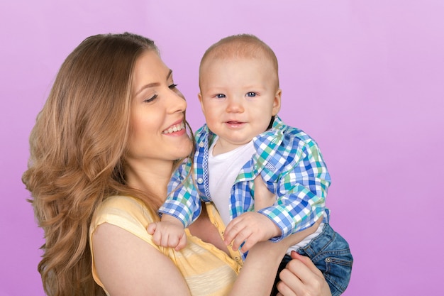 Heureuse jeune maman et son fils