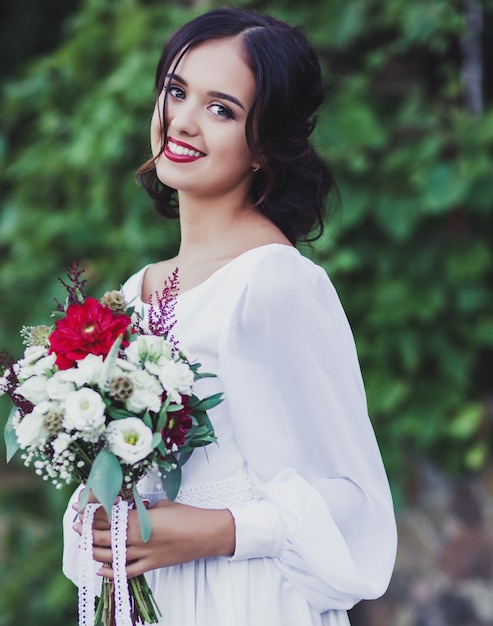 Heureuse jeune mariée