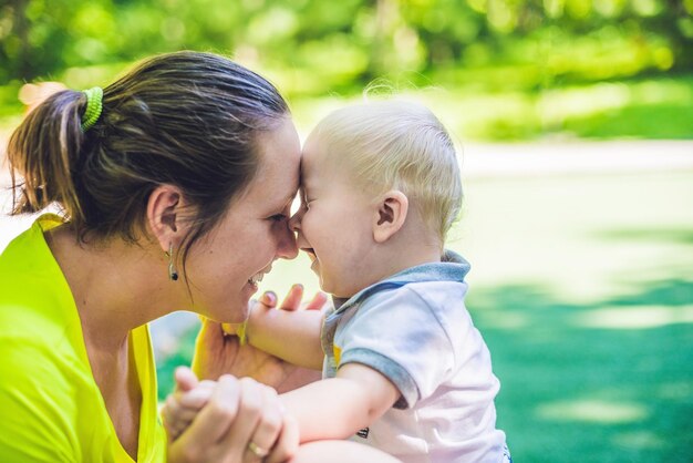 Heureuse jeune mère aimante et son petit garçon sur la promenade.