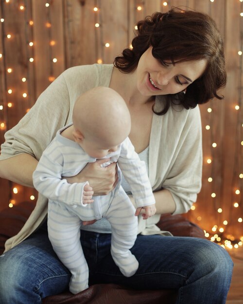 Heureuse jeune mère avec bébé à la maison