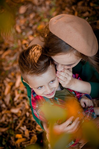 Heureuse jeune mère jouant et s'amusant avec son petit bébé lors d'une chaude journée d'automne ensoleillée dans le parc Concept de famille heureuse Fête des Mères