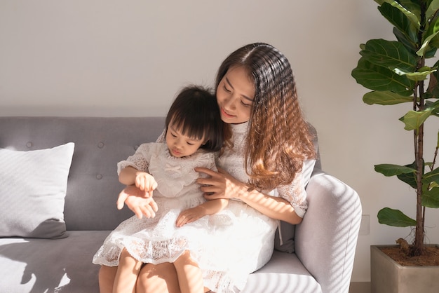 Heureuse jeune mère avec sa fille à la maison