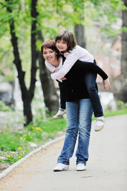 heureuse jeune mère et sa fille s'amusent en plein air