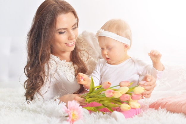 Heureuse jeune mère avec sa petite fille