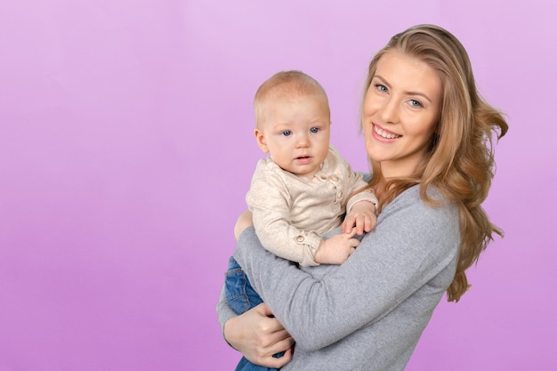 Heureuse jeune mère et son fils