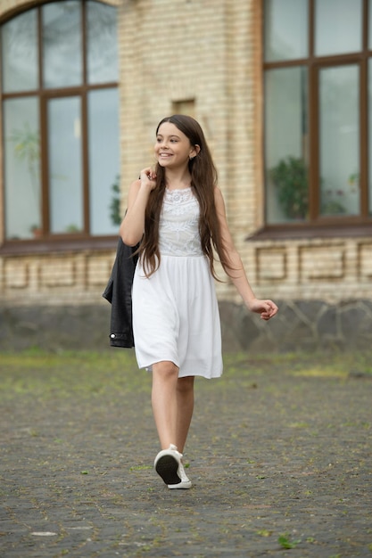 Heureuse jolie adolescente adorable fille mannequin adolescente marche en plein air
