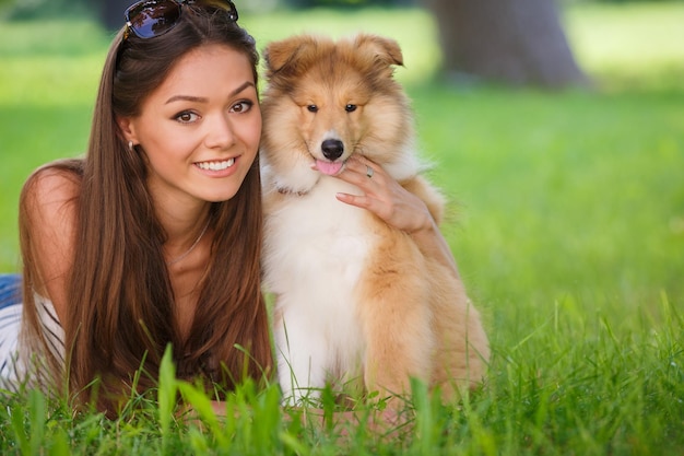 heureuse jolie femme avec un chien en plein air