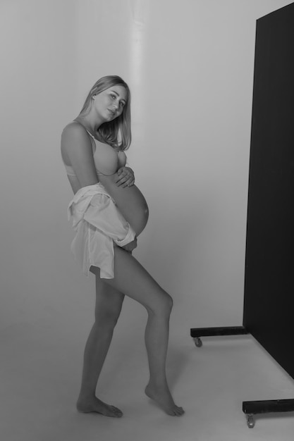 heureuse jolie femme enceinte